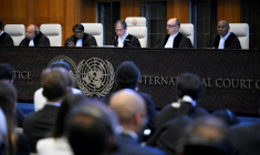 Le président de la Cour de justice internationale Yuji Iwasawa (C) présente la premier avis consultatif de l'institution sur les obligations légales des pays face aux changements climatiques, le 25 juillet 2025 à La Haye ( AFP / JOHN THYS )