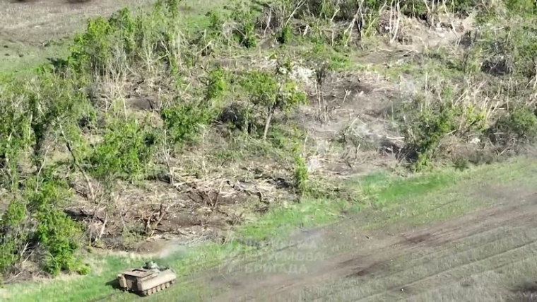 Les forces ukrainiennes détruisent les positions russes en direction de Bakhmut, près de Klischiivka, dans la région de Donetsk