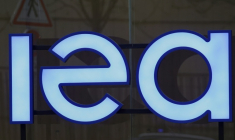 Logo de l'Agence internationale de l'énergie (AIE ou IEA en anglais, International Energy Agency) à l'entrée de son siège à Paris le 11 mars 2026 ( AFP / Ludovic MARIN )