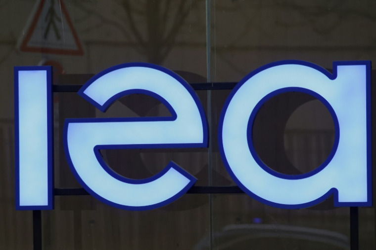 Logo de l'Agence internationale de l'énergie (AIE ou IEA en anglais, International Energy Agency) à l'entrée de son siège à Paris le 11 mars 2026 ( AFP / Ludovic MARIN )