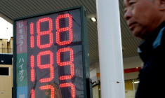 Une station-service japonaise affiche le prix de l'essence, qui a grimpé à 188 yens le litre pour l'essence ordinaire, à Tokyo, le 14 mars 2026 ( AFP / Kazuhiro NOGI )