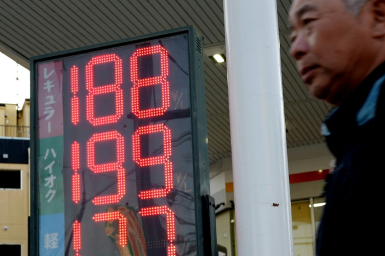 Une station-service japonaise affiche le prix de l'essence, qui a grimpé à 188 yens le litre pour l'essence ordinaire, à Tokyo, le 14 mars 2026 ( AFP / Kazuhiro NOGI )