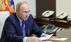 Le président russe Vladimir Poutine préside une réunion à la résidence d'État de Novo-Ogaryovo, près de Moscou