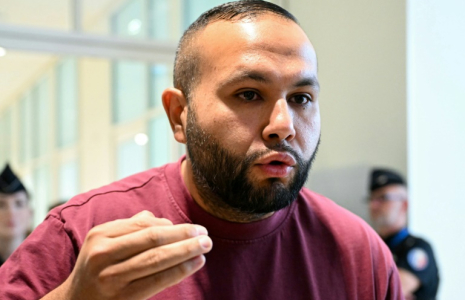 Anasse Kazib s'adressant à la presse avant l'audience le 18 juin 2025 à Paris ( AFP / Bertrand GUAY )