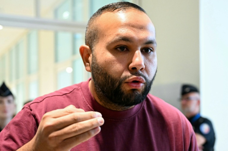 Anasse Kazib s'adressant à la presse avant l'audience le 18 juin 2025 à Paris ( AFP / Bertrand GUAY )