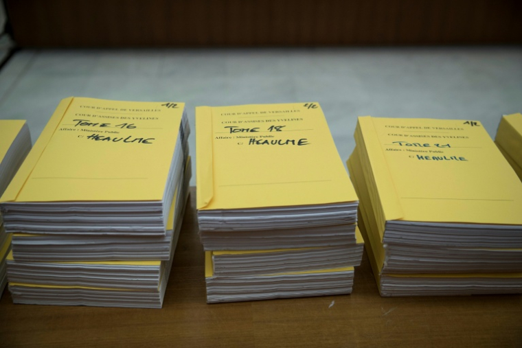 Des dossiers concernant le tueur en série Francis Heaulme avant son procès en appel au tribunal de Versailles, au sud-ouest de Paris, le 4 décembre 2018 ( AFP / Thomas SAMSON )