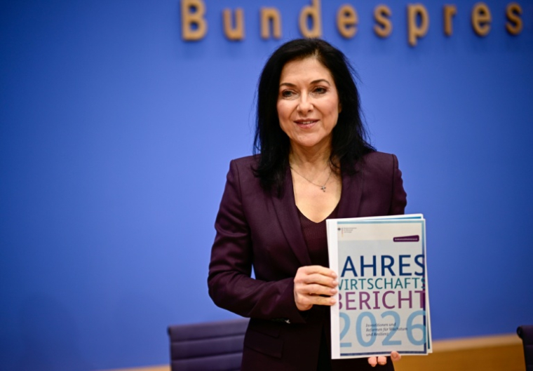 La ministre allemande de l'Économie et de l'Énergie, Katherina Reiche, présente le rapport annuel sur l'économie allemande pour 2026, le 28 janvier 2026 à Berlin ( AFP / Tobias SCHWARZ )
