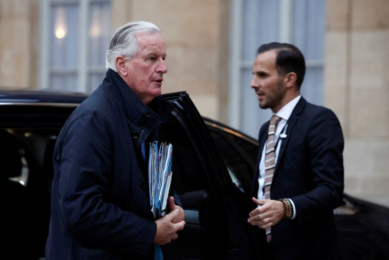 Le Premier ministre français Michel Barnier arrive pour assister à une réunion avec le nouveau gouvernement français à l'Hôtel de Matignon à Paris