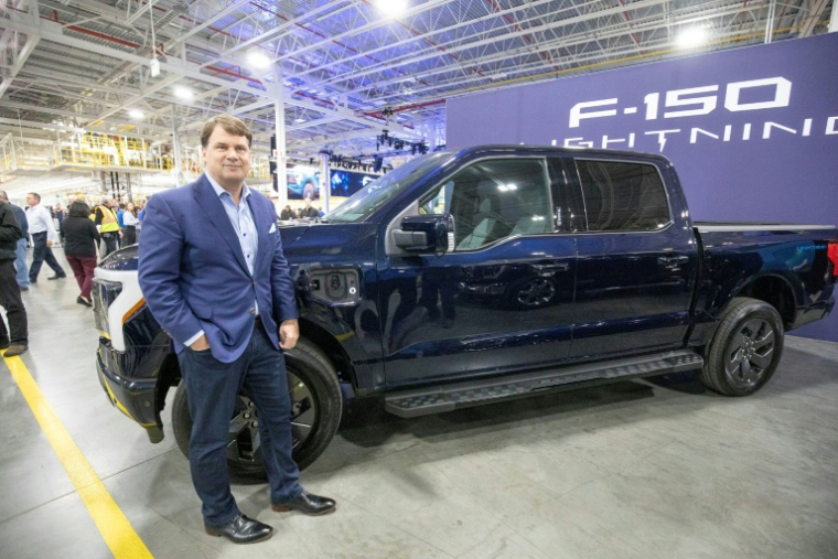 Le patron de Ford Jim Farley devant un F-150 Lightning tout-électrique ( GETTY IMAGES NORTH AMERICA / BILL PUGLIANO )