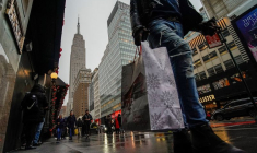 Des gens font du shopping pendant la période des fêtes, à New York