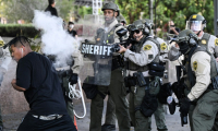 Des policiers lors d'une manifestation à Los Angeles, le 11 juin 2025 ( AFP / RONALDO SCHEMIDT )