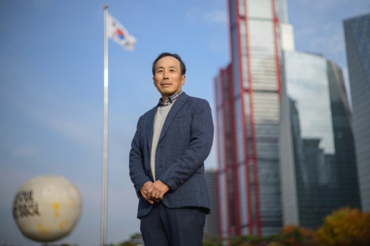 L'ex-inspecteur général Ryu Huk, le seul fonctionnaire à avoir démissionné pendant la loi martiale en Corée du Sud, le 11 novembre 2025 à Séoul ( AFP / Anthony WALLACE )