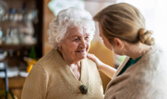 Une étude montre les bénéfices du maintien à domicile des personnes âgées-iStock-PIKSEL