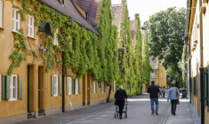 Des habitants dans une rue de la résidence "Fuggerei"  à Augsbourg, le 1er avril 2025 dans le sud de l'Allemagne ( AFP / Michaela STACHE )