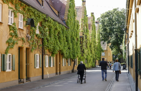 Des habitants dans une rue de la résidence "Fuggerei"  à Augsbourg, le 1er avril 2025 dans le sud de l'Allemagne ( AFP / Michaela STACHE )