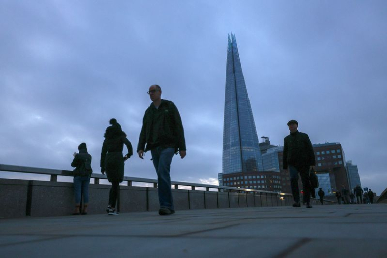 Des piétons traversent le London Bridge à Londres