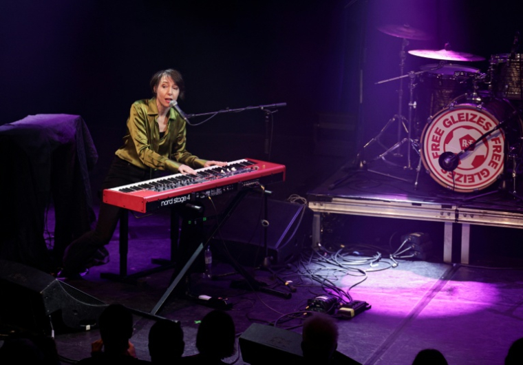 La chanteuse Jeanne Cherhal sur la scène du Bataclan à Paris lors d'une soirée organisée par Reporters sans frontières (RSF) en solidarité avec le journaliste sportif Christophe Gleizes, emprisonné en Algérie, le 29 janvier 2026  ( AFP / STEPHANE DE SAKUTIN )