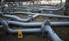 Photo des sections de gazoduc à côté d'un réservoir de gaz désaffecté à Manchester