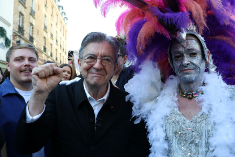 Le leader de la France insoumise Jean-Luc Melenchon dans le cortège de la Marche des fiertés pour la défense des droits des personnes LGBT+, le 3 octobre 2026 à Paris     ( AFP / Kenzo TRIBOUILLARD )