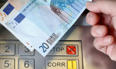 Des billets de 20 et 50 euros sont devant un distributeur automatique de billets