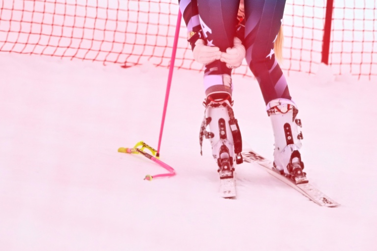 Lindsey Vonn se tient le genou gauche après sa chute lors de la descente de Crans-Montana (Suisse), le 30 janvier 2026 ( AFP / Fabrice COFFRINI )