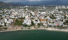 Vue aérienne de la ville colombienne de Santa Marta prise le 26 avril 2026 où se tient la conférence sur la sortie des énergies fossiles ( AFP / Raul ARBOLEDA )