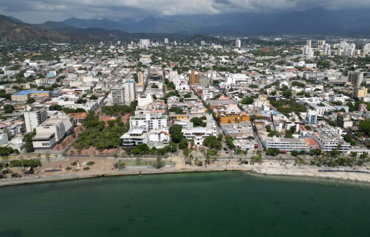 Vue aérienne de la ville colombienne de Santa Marta prise le 26 avril 2026 où se tient la conférence sur la sortie des énergies fossiles ( AFP / Raul ARBOLEDA )