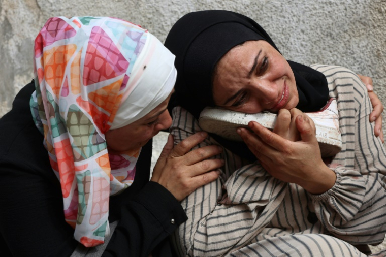 Une femme palestinienne pleure en tenant la chaussure ensanglantée d'un proche tué lors d'une frappe israélienne, à l'hôpital Al-Chifa, à Gaza-ville, dans le centre de la bande de Gaza, le 28 avril 2025 ( AFP / Omar AL-QATTAA )