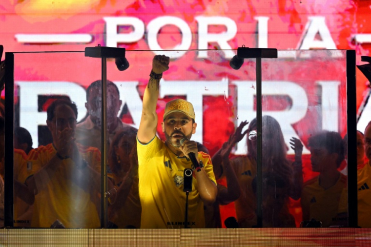 Le candidat à la présidence de la Colombie, Abelardo de la Espriella, s’adresse à ses partisans derrière une vitre pare-balles après un dépouillement rapide des votes de l’élection présidentielle, au monument Ventana al Mundo à Barranquilla, en Colombie, le 31 mai 2026 ( AFP / Rodrigo BUENDIA )