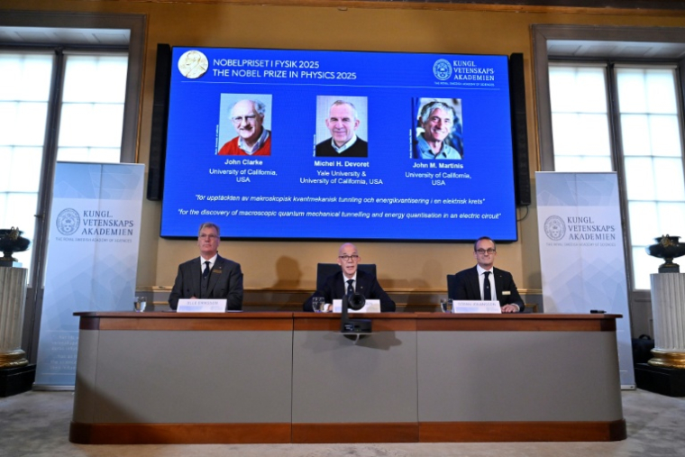 Un écran affiche les portraits des lauréats du prix Nobel de Physique 2025 (g-d) Le Britannique John Clarke, le Français Michel H Devoret et l'Américain John M Martinis lors d'une conférence de presse à l'Académie royale des sciences de Suède, le 7 octobre 2025 à Stockholm ( TT NEWS AGENCY / Christine Olsson/TT )