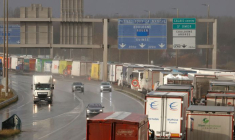 Des véhicules circulent sur une autoroute près de Calais