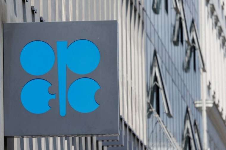 PHOTO D'ARCHIVES : Vue du logo de l'Organisation des pays exportateurs de pétrole (OPEP) devant son siège à Vienne.