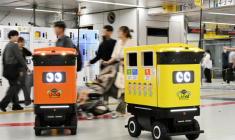 Des poubelles robotisées mobiles sont photographiées lors d'essais menés au complexe de transport de la gare de Shinjuku, à Tokyo, le 18 septembre 2026 ( AFP / Toshifumi KITAMURA )