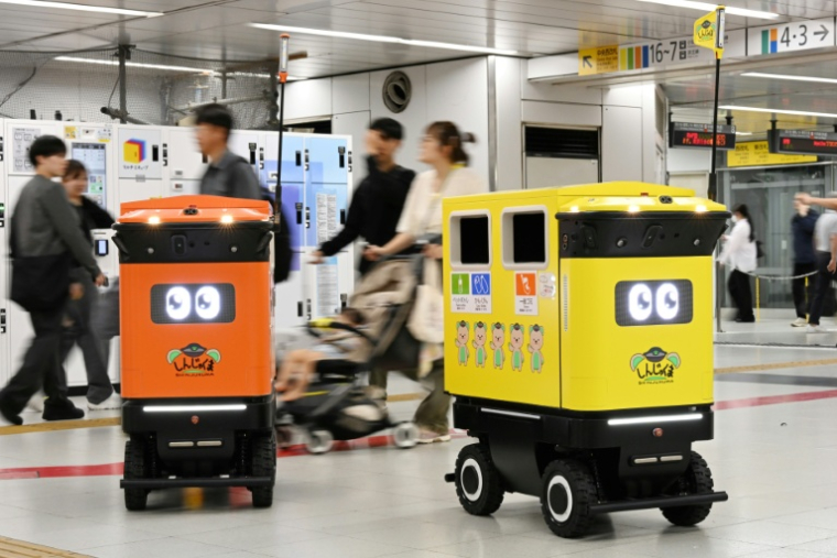 Des poubelles robotisées mobiles sont photographiées lors d'essais menés au complexe de transport de la gare de Shinjuku, à Tokyo, le 18 septembre 2026 ( AFP / Toshifumi KITAMURA )
