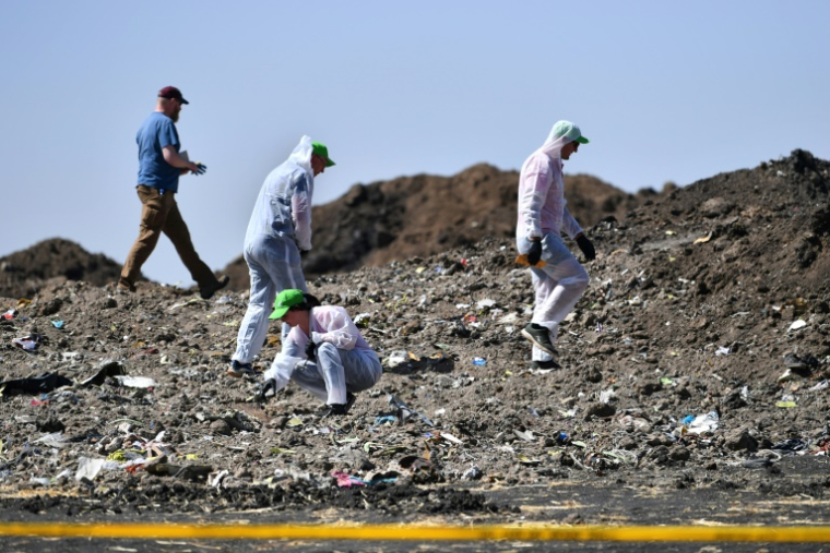 Des experts médico-légaux sur le site du crash de l'avion Boeing 737 MAX de la compagnie Ethiopian Airlines , dans le village de Hama Quntushele, près de Bishoftu, dans la région d'Oromia, le 15 mars 2019 en Ethiopie ( AFP / TONY KARUMBA )