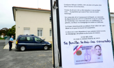 Un livre hommage devant la gendarmerie de L'Aiguillon, le 6 juillet 2020, à la mémoire de la défunte gendarme Mélanie Lemee, mortellement heurtée par une voiture à un poste de contrôle militaire à Port Sainte-Marie, près d'Agen ( AFP / MEHDI FEDOUACH )