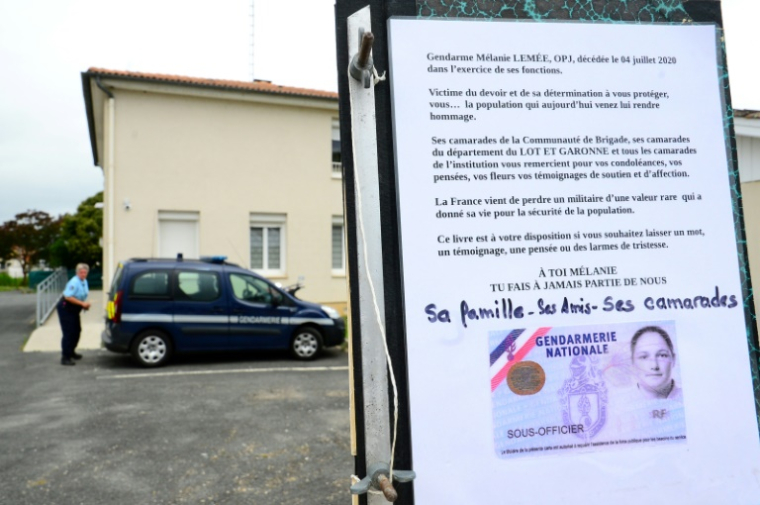 Un livre hommage devant la gendarmerie de L'Aiguillon, le 6 juillet 2020, à la mémoire de la défunte gendarme Mélanie Lemee, mortellement heurtée par une voiture à un poste de contrôle militaire à Port Sainte-Marie, près d'Agen ( AFP / MEHDI FEDOUACH )