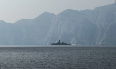 Un navire de guerre naviguant dans le détroit d'Ormuz, le 1er mars 2026. ( AFP / SAHAR AL ATTAR )