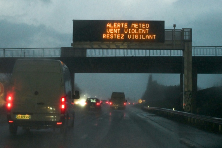 Des messages d'alerte aux vents violents, dus à la tempête Goretti, sont diffusés sur la route menant à Saint-Malo (Ile-et-Vilaine) le 9 janvier 2026 ( AFP / Damien MEYER )
