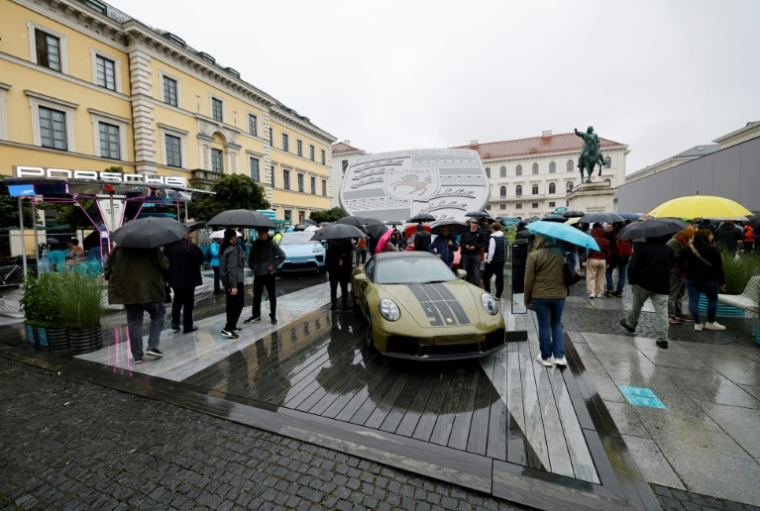 Devant le stand Porsche à Munich, en Allemagne, le 10 septembre 2025 ( AFP / Alexandra BEIER )