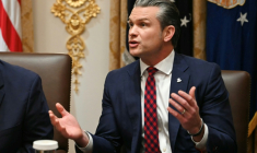 Le ministre américain de la Défense, Pete Hegseth, lors d'un Conseil des Ministres à la Maison Blanche le 2 décembre 2025 ( AFP / ANDREW CABALLERO-REYNOLDS )