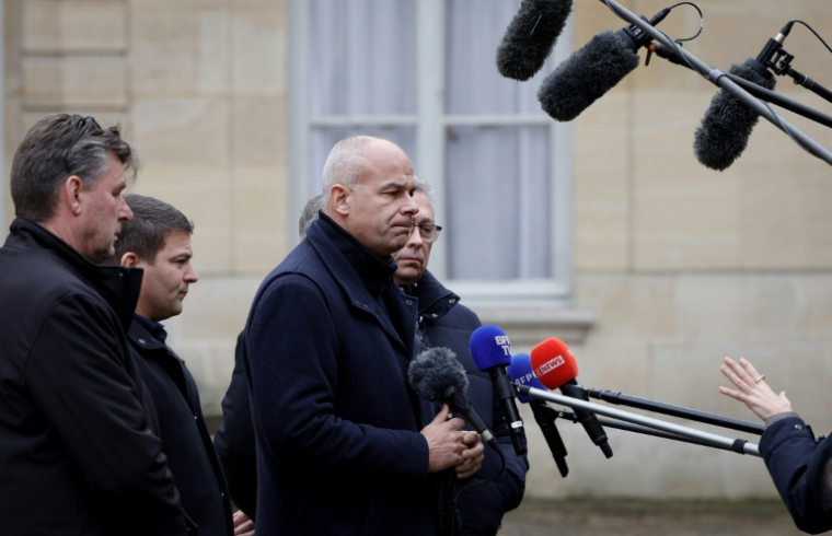 Le président de la FNSEA Arnaud Rousseau (C) s'adresse à la presse après une réunion avec le Premier ministre Sébastien Lecornu à l'Hôtel Matignon, à Paris, le 19 décembre 2025 ( AFP / GEOFFROY VAN DER HASSELT )