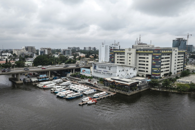 Une clinique flottante et un bateau-ambulance amarré à une jetée de Lagos, alternative au manque d'ambulances et aux embouteillages qui paralysent la ville et mettent en danger la vie des patients, le 26 août 2025 ( AFP / OLYMPIA DE MAISMONT )