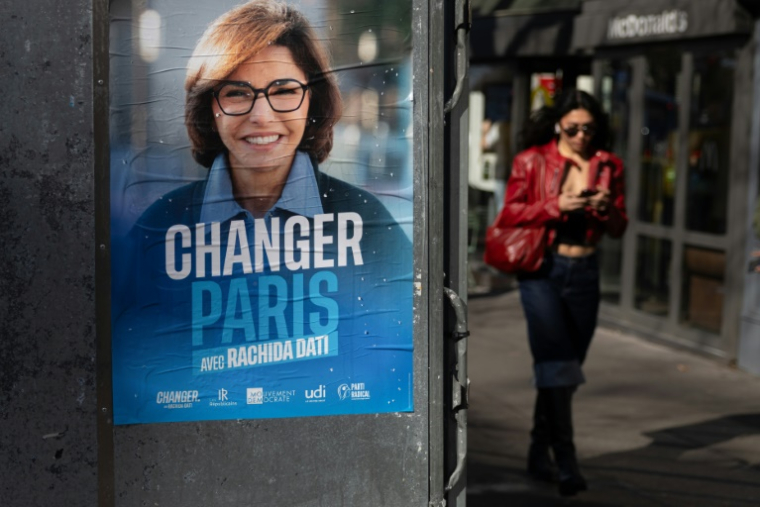 Une affiche électorale de Rachida Dati, candidate LR à la mairie de Paris, le 4 mars 2026 à Paris ( AFP / JOEL SAGET )
