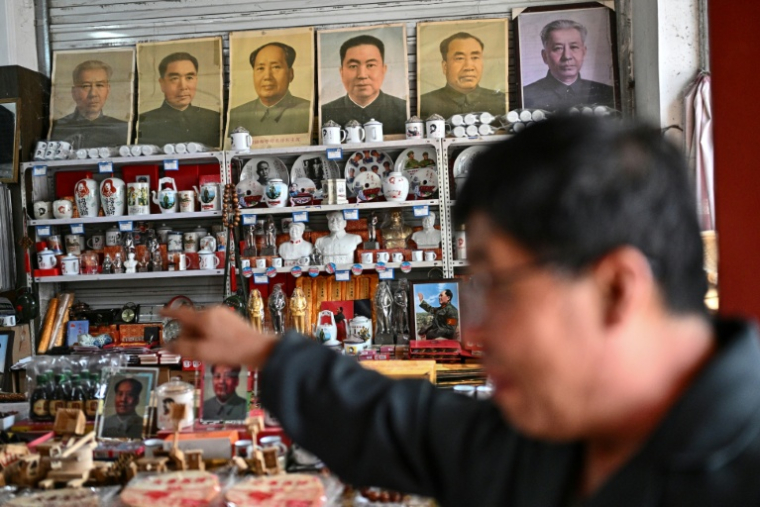 Un vendeur proposant des représentations de Mao Zedong et d'autres leaders chinois dans une boutique de Sazhai, dans la province du Shanxi, le 19 août 2026 dans le nord de la Chine ( AFP / Pedro PARDO )
