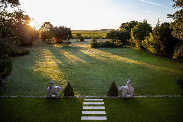 Menez la vie de château dans le vignoble bordelais (Crédits photo : Shutterstock)