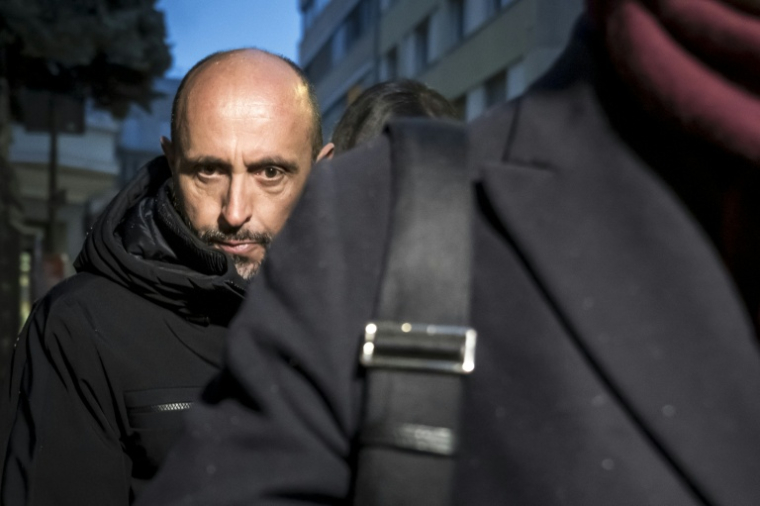 Jacques Moretti (g), propriétaire du bar Le Constellation, arrive à une audience au parquet du canton du Valais, à Sion, le 9 janvier 2026 en Suisse ( AFP / Fabrice COFFRINI )