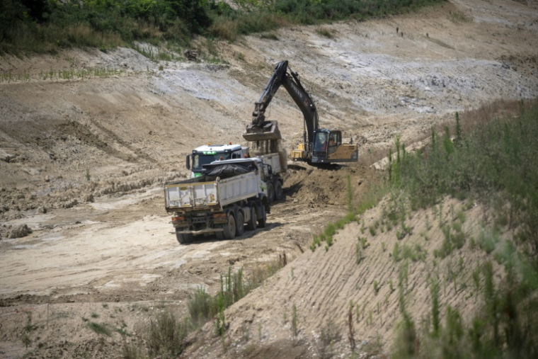 Reprise des travaux sur le chantier de construction du projet d'autoroute A69 près de Saint-Germain-des-Prés, le 24 juin 2025 dans le Tarn ( AFP / Lionel BONAVENTURE )