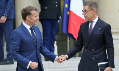 Le président français Emmanuel Macron, à gauche, avec à sa droite le président finlandais Alexander Stubb, le 10 septembre 2026, à Paris ( AFP / Ludovic MARIN )