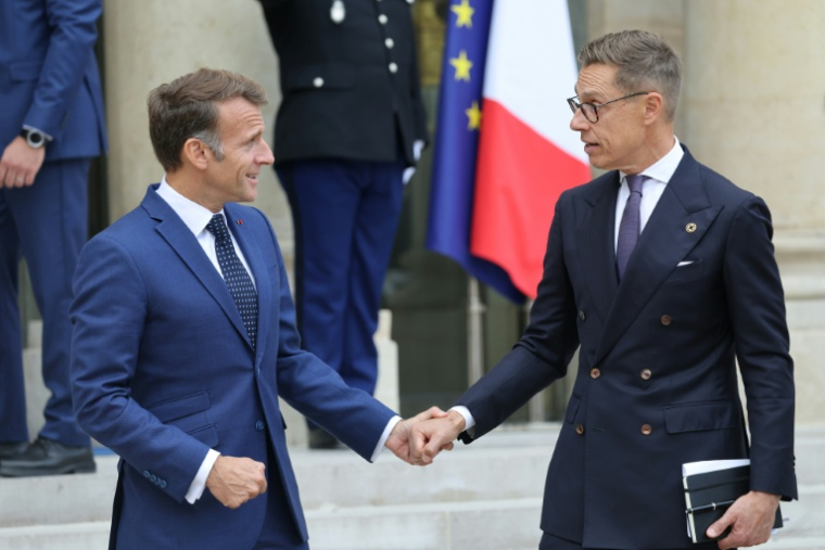 Le président français Emmanuel Macron, à gauche, avec à sa droite le président finlandais Alexander Stubb, le 10 septembre 2026, à Paris ( AFP / Ludovic MARIN )